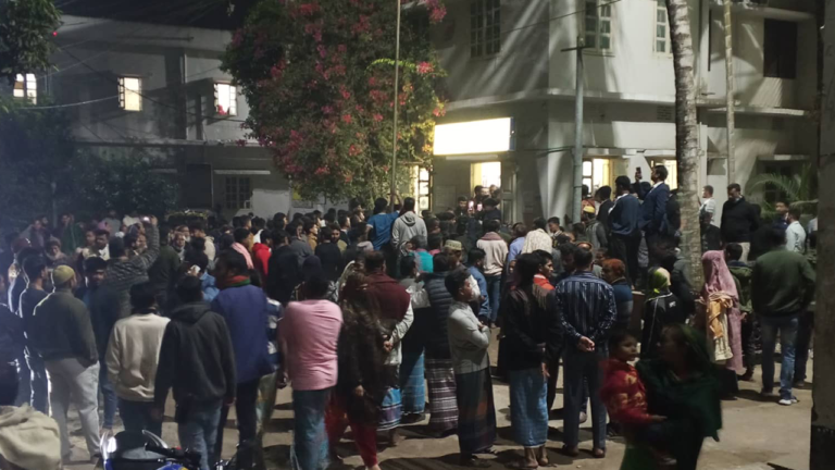 কলেজছাত্রের মৃত্যুর খবরে হাসপাতাল অবরুদ্ধ ও ভাঙচুর