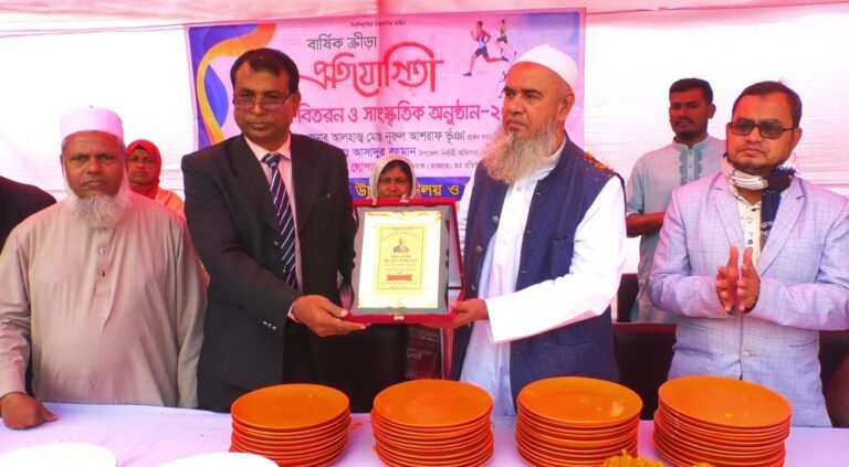 আড়াইহাজারে বাড়িয়াপাড়া উচ্চ বিদ্যালয় ও কলেজের সাবেক প্রধান শিক্ষককে গণসংবর্ধণা