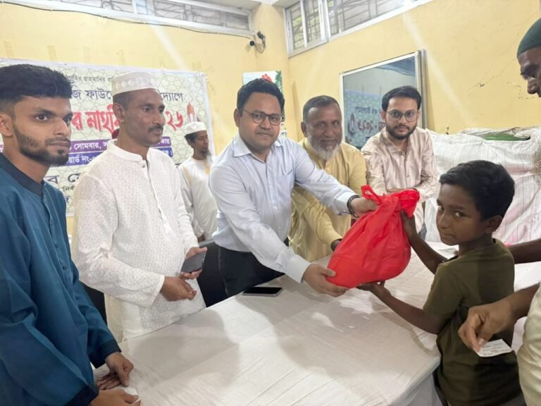 রূপগঞ্জে শহীদ ফারহান ফাইয়াজ ফাউন্ডেশনের উদ্যোগে অসহায়দের মাঝে ঈদ উপহার সামগ্রী বিতরণ
