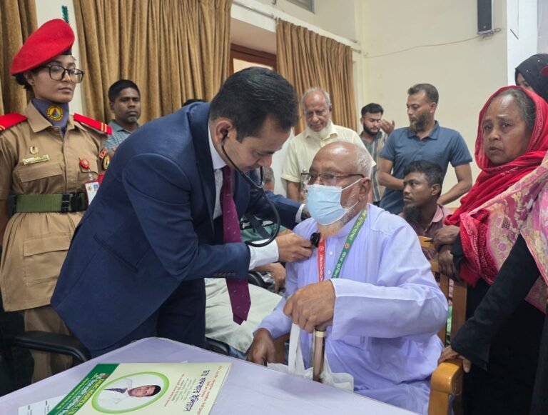রূপগঞ্জে মুক্তিযোদ্ধা ও বিশেষ চাহিদাসম্পন্ন ব্যক্তিদের মাঝে বিনামূল্যে চিকিৎসা সেবা 