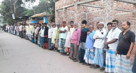 রূপগঞ্জে প্রবাসীর স্ত্রীকে কটুক্তির প্রতিবাদ করায় মিথ্যা মামলা, প্রতিবাদে মানববন্ধন