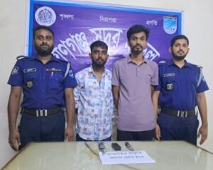 নারায়ণগঞ্জে ২টি সুইচ গিয়ার, ১টি বিদ্যুতের শক দেয়ার যন্ত্র, ৪টি রডের টুকরা সহ ২ ডাকাত গ্রেফতার
