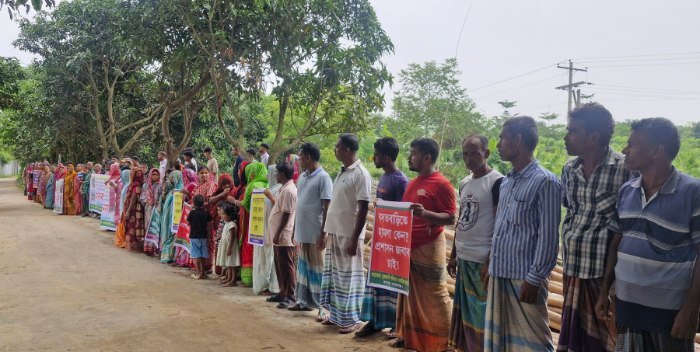 রূপগঞ্জে সংখ্যালঘু পরিবারের উপর সন্ত্রাসী হামলা, প্রতিবাদে মানববন্ধন